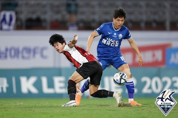 최준(왼쪽, 부산아이파크). 한국프로축구연맹 제공