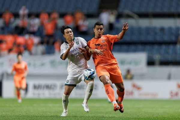 김영빈(왼쪽, 강원FC), 유리 조나탄(제주유나이티드). 한국프로축구연맹 제공