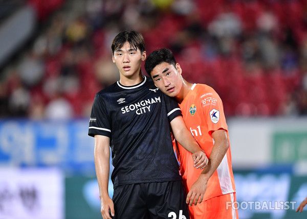 김지수(왼쪽, 성남FC), 서민우(오른쪽, 강원FC). 서형권 기자
