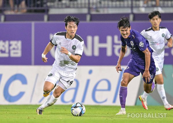 윤주태(왼쪽, 안산그리너스), 이동수(오른쪽, FC안양). 서형권 기자