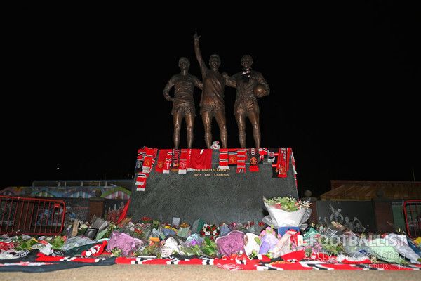 유나이티드 트리니티 동상 앞 찰튼을 위한 헌화. 게티이미지코리아