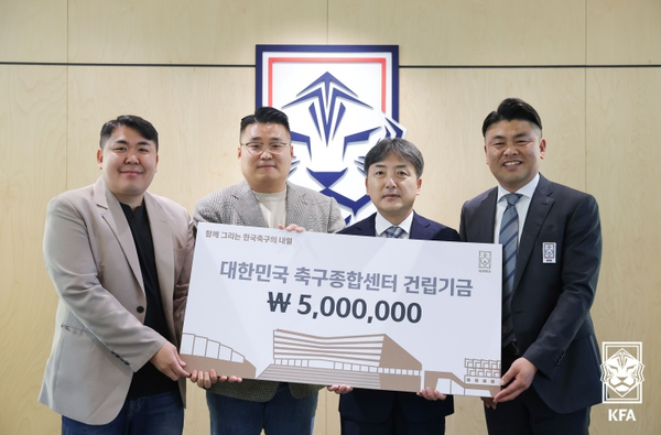 왼쪽부터 장용휘(FC서울), 안영민(인천유나이티드) 아나운서, 김정배 대한축구협회 부회장, 이정표(전북현대) 아나운서