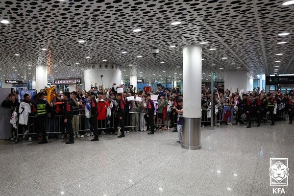 중국 선전 바오안 국제공항 현지 팬들. 대한축구협회 제공