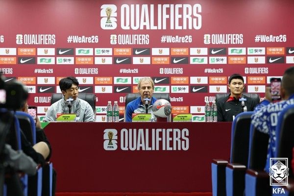 위르겐 클린스만 감독(가운데), 김민재(오른쪽, 이상 한국 남자 축구 대표팀). 대한축구협회 제공