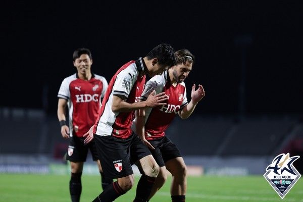 김찬(왼쪽), 라마스(이상 부산아이파크). 한국프로축구연맹 제공