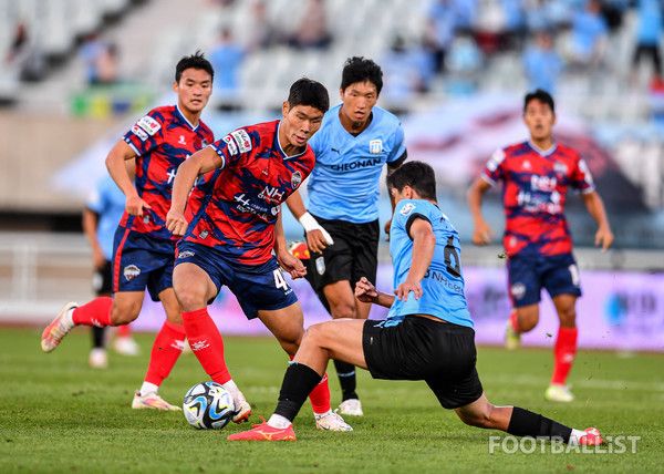 이영준(가운데 왼쪽, 김천상무). 서형권 기자