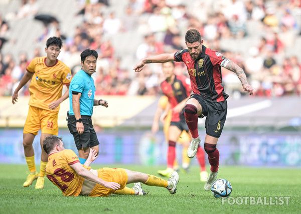 안론(왼쪽, 광주FC), 오스마르(오른쪽, FC서울). 서형권 기자