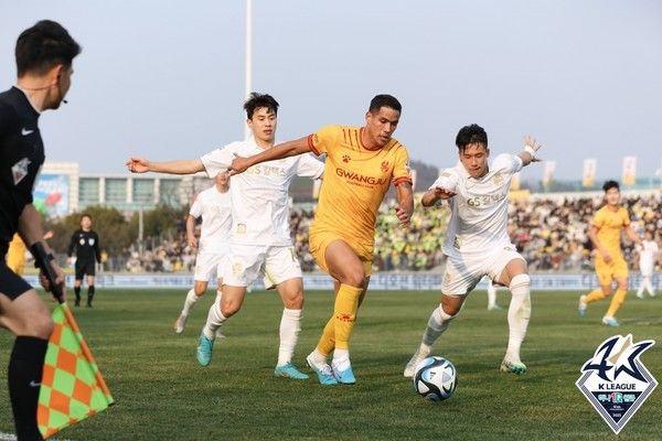 산드로(가운데, 광주FC). 한국프로축구연맹 제공