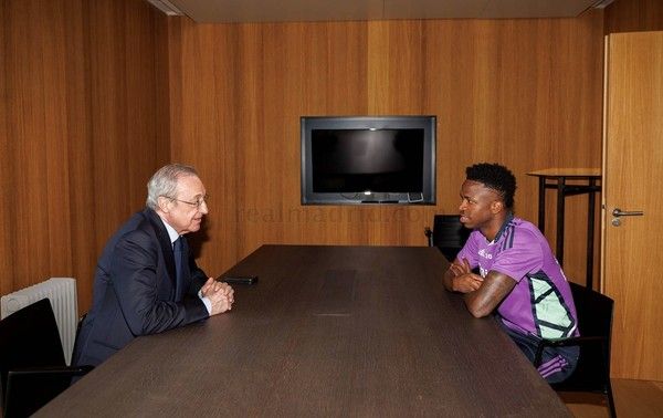 플로렌티노 페레스 회장(왼쪽), 비니시우스 주니오르(이상 레알마드리드). 레알마드리드 홈페이지 캡처