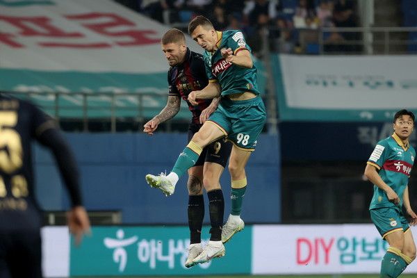 라스(왼쪽, 수원FC), 안톤(오른쪽, 대전하나시티즌). 대전하나시티즌 제공