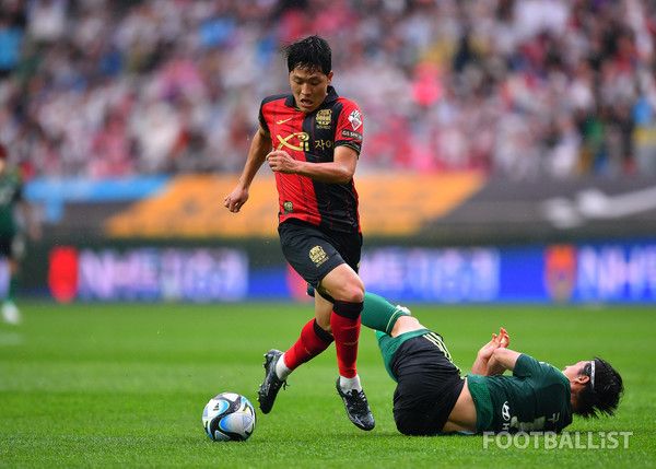 나상호(왼쪽, FC서울), 구자룡(오른쪽, 전북현대). 서형권 기자