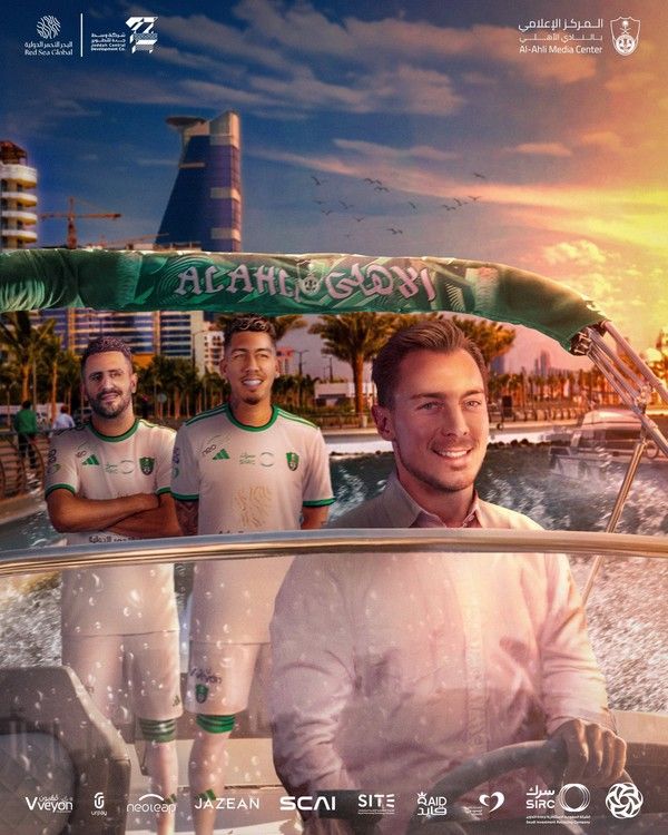 리야드 마레즈(왼쪽부터), 호베르투 피르미누, 마티아스 야이슬레 감독(이상 알아흘리). 알아흘리 트위터 캡처