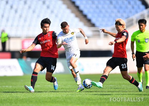 최재영(왼쪽, 부천FC), 파블로(가운데, 김포FC), 카즈(오른쪽, 부천FC). 서형권 기자