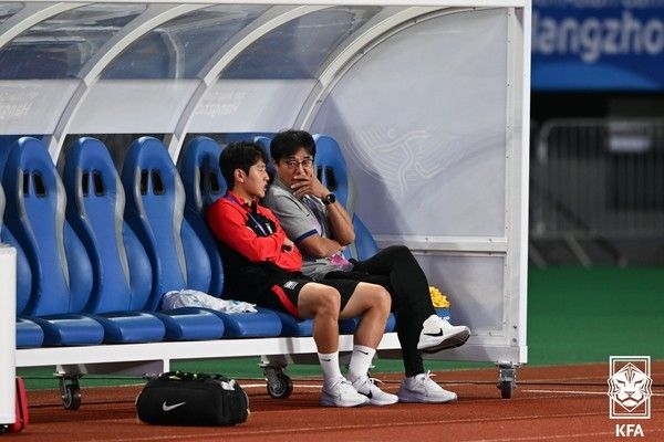 이강인(왼쪽), 황선홍 감독(이상&nbsp;한국 아시안게임 남자 축구 대표팀). 대한축구협회 제공