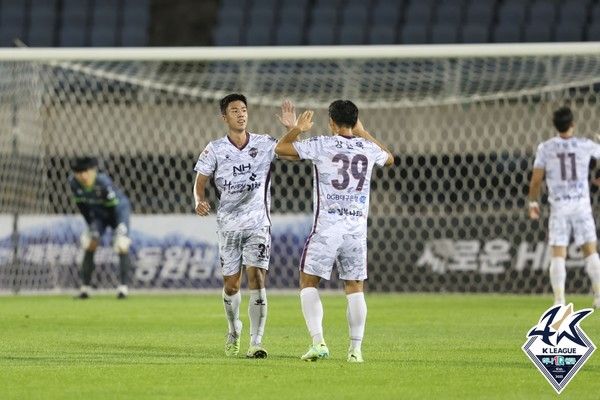 이준석(왼쪽, 김천상무). 한국프로축구연맹 제공