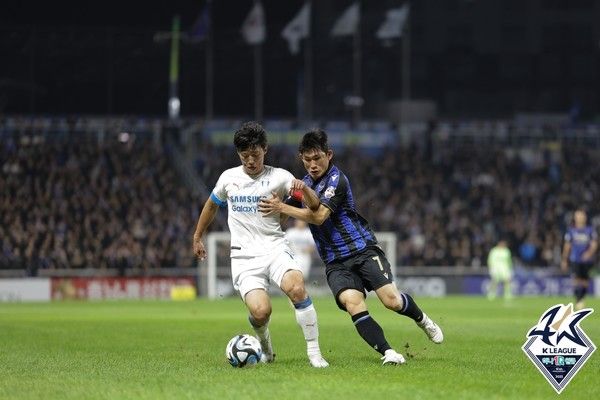 김보경(왼쪽, 수원삼성), 김도혁(인천유나이티드). 한국프로축구연맹 제공