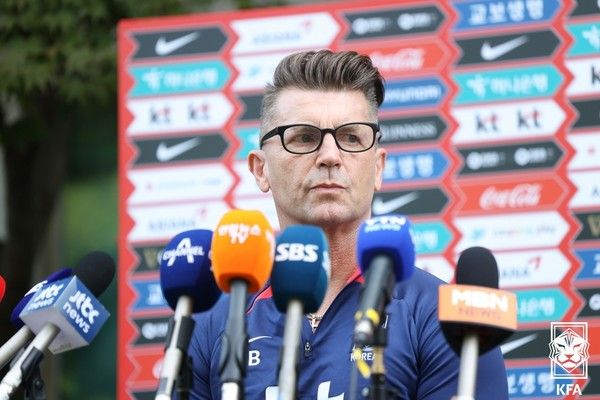 콜린 벨 감독. 대한축구협회