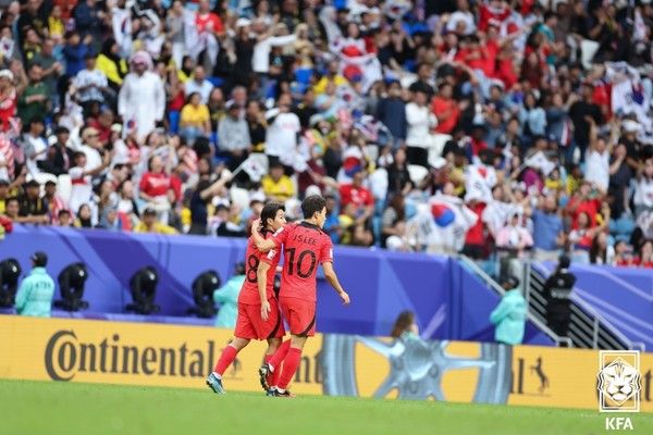 이강인(왼쪽). 대한축구협회