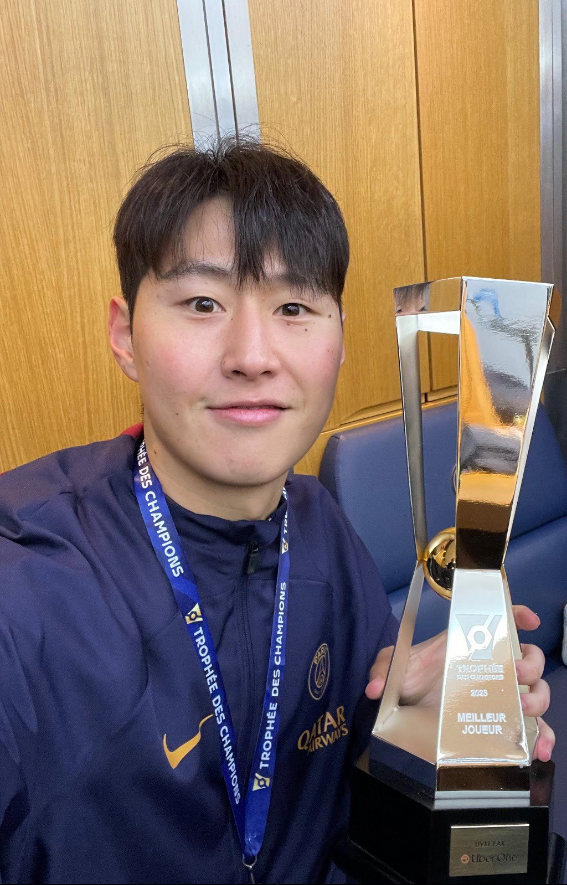 최우수선수상 받은 이강인(파리생제르맹). 파리생제르맹 공식 X 캡처