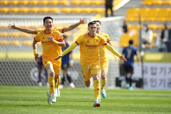 이민기(왼쪽), 아사니(중앙, 이상 광주FC). 한국프로축구연맹 제공