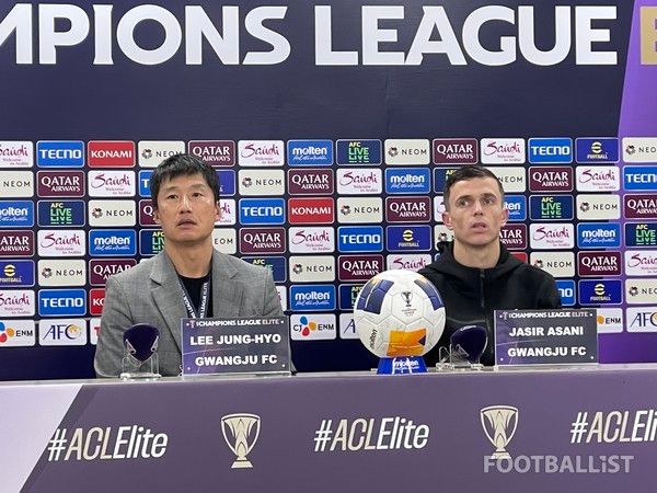 이정효 감독(왼쪽), 아사니(이상 광주FC). 김희준 기자