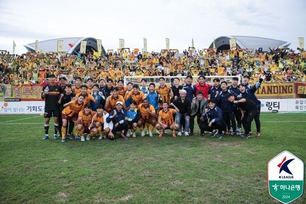 광주축구전용구장에서 사진을 찍은 광주FC. 한국프로축구연맹 제공
