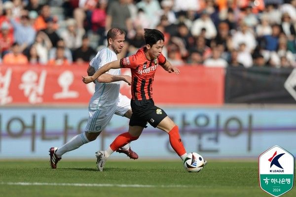 보야니치(왼쪽, 울산HD), 양민혁(강원FC). 한국프로축구연맹 제공