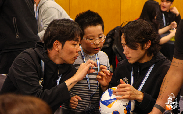 올해 초 제주 팬미팅에 참여했던 김민성 군(가운데). 서울이랜드 제공