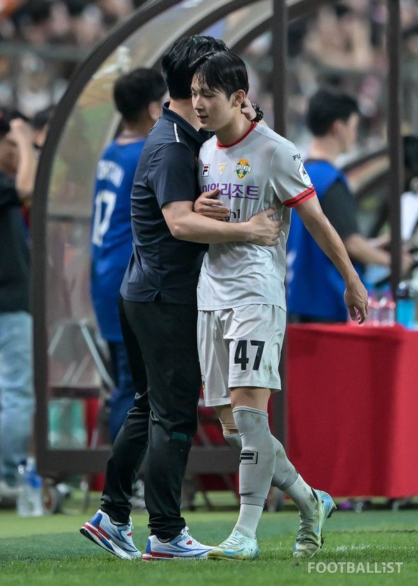 윤정환 감독(왼쪽), 양민혁(오른쪽, 강원FC). 서형권 기자