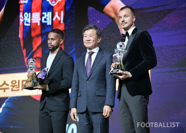 안데르손(왼쪽, 수원FC), 정몽규 대한축구협회장(가운데), 무고사(인천유나이티드). 서형권 기자