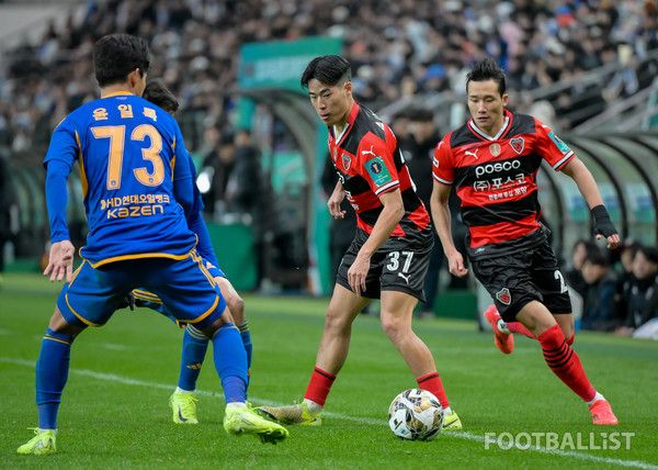 홍윤상(오른쪽에서 두번째), 이태석(오른쪽, 포항 스틸러스). 서형권 기자