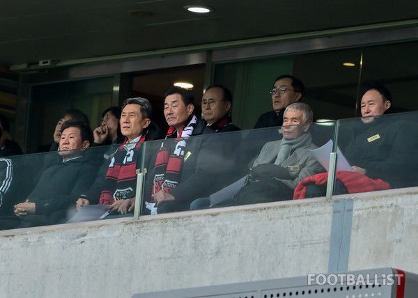 정몽규 대한축구협회장(왼쪽 끝)과 허정무 전 대전하나시티즌 이사장(오른쪽 끝). 서형권 기자