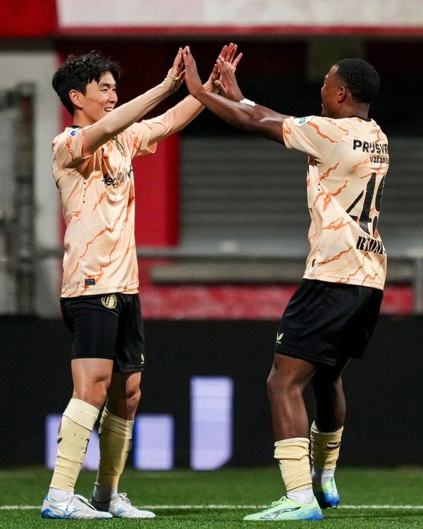 황인범(왼쪽), 제피케누 레드몬드(이상 페예노르트). 페예노르트 X 캡처