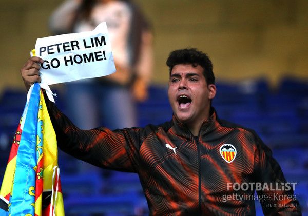 피터 림 회장 반대 의사를 밝히는 발렌시아 서포터. 게티이미지코리아