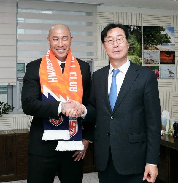 차두리 감독(왼쪽), 정명근 구단주(이상 화성FC). 화성FC 제공