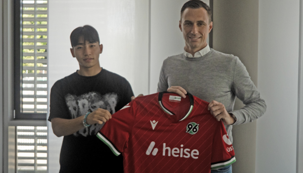 이현주(왼쪽). 하노버96 공식 홈페이지 캡처