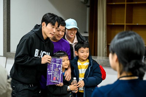 FC안양 팬들과 사진을 찍는 이창용. 베스트일레븐 제공