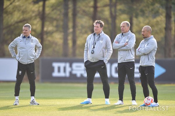베르너 로이타르트 피지컬코치, 안드레아스 헤어초크 수석코치, 위르겐 클린스만 감독 ,마이클 킴 코치(왼쪽부터). 서형권 기자