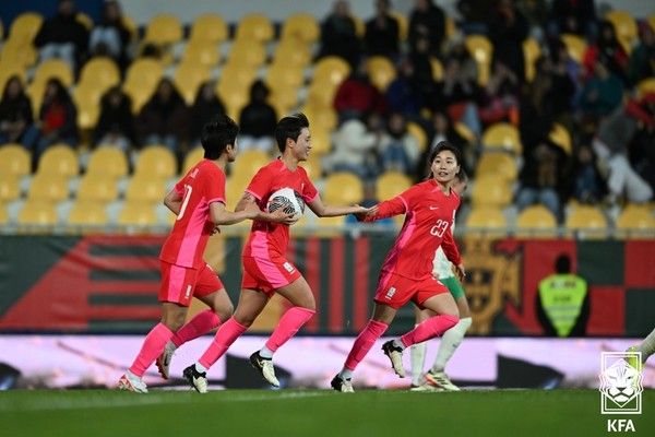 손화연(가운데, 여자 축구대표팀). 대한축구협회 제공