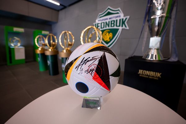 김진수 사인볼. 서형권 기자