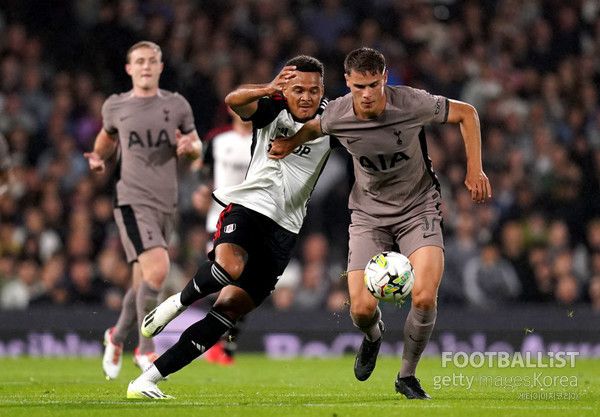 호드리구 무니스(왼쪽, 풀럼), 미키 판더펜(오른쪽, 토트넘홋스퍼). 게티이미지코리아