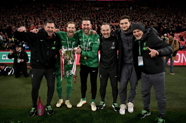 존 악터버그 리버풀 골키퍼코치(왼쪽). 리버풀 홈페이지 캡처