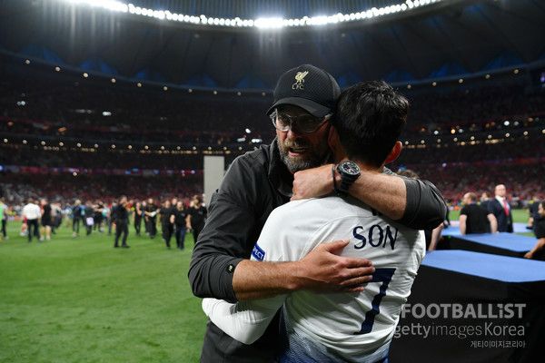 손흥민 포옹하는 위르겐 클롭 감독. 게티이미지코리아