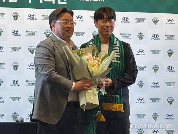 이도현 전북현대 단장(왼쪽)과 김두현 전북현대 감독. 김희준 기자