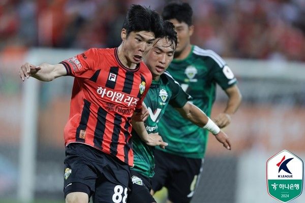 황문기(왼쪽, 강원FC), 전병관(전북현대). 한국프로축구연맹 제공