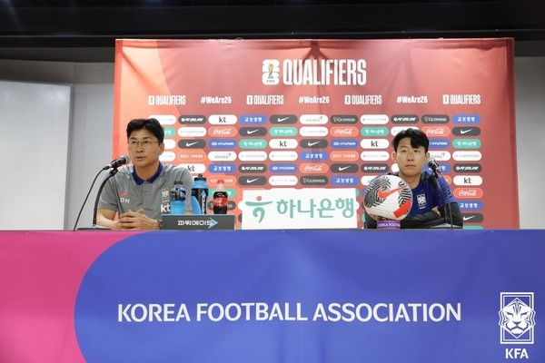 김도훈 임시 감독(왼쪽)과 손흥민(이상 한국 남자 축구대표팀). 대한축구협회 제공