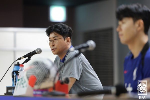 김도훈 임시 감독(왼쪽)과 손흥민(이상 한국 남자 축구대표팀). 대한축구협회 제공