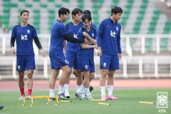 엄원상(가운데 오른쪽)에게 장난치는 손흥민(가운데 왼쪽). 대한축구협회 제공