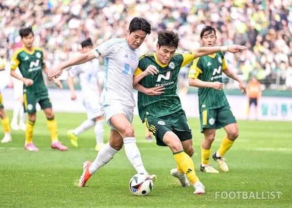 설영우(왼쪽, 울산HD), 박진섭(오른쪽, 전북현대). 서형권 기자