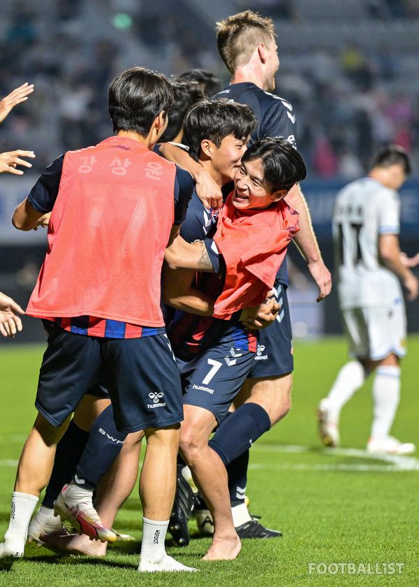 장영우(오른쪽에서 두번째), 정승원(오른쪽, 수원FC). 서형권 기자